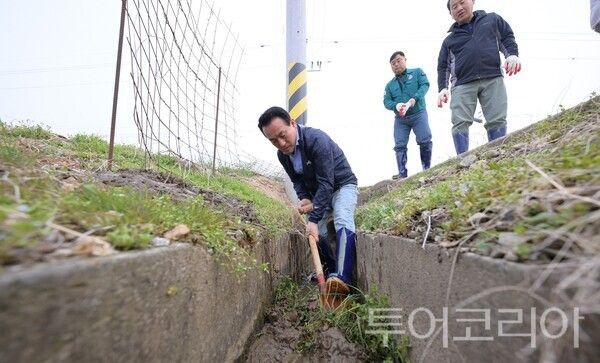 ▲작업복 차림으로 현장을 찾은 백성현 논산시장이 지난 3일 채운면 장화리 일원에서 주민들과 함께 직접 삽을 들고 논도랑 정비에 참여하고 있다. /사진-논산시