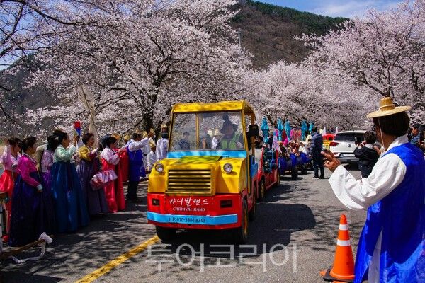 무주 서면마을 주민들로 구성된 행렬의 모습 / 사진_투어코리아 유지훈 기자