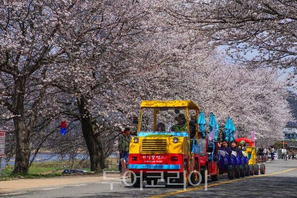 무주 서면마을의 깡통열차 / 사진_투어코리아 유지훈 기자