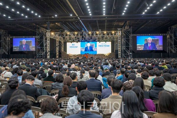 5일 경기 고양시 킨텍스에서 열린 '2026 세계 기독교 부활절 연합예배'에서 참석자들이 예배를 보고 있다./사진-투어코리아 김교환 기자&nbsp;