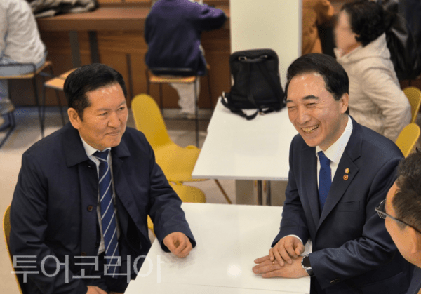 ▲박수현(오른쪽) 충남도지사 예비후보가 정청래 대표와의 대화 자리에서 환하게 웃고 있다. /사진-박수현 국회의원실