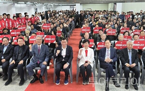 ▲앞줄 왼쪽부터 강승규 국민의힘 충남도당위원장, 성일종 국회의원, 정진석 전 대통령비서실장, 최원철 공주시장 예비후보, 오혜영 여사, 윤완중 전 공주시장. /사진-투어코리아뉴스 류석만 기자