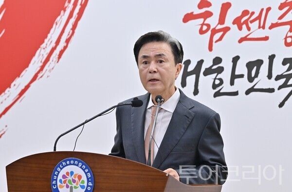 ▲김태흠 충남도지사가 지난 2일 도청 프레스센터에서 중동전 장기화에 따른 경제 불확실성 확대에 대응해 중소기업과 소상공인의 경영 안정을 위한 긴급 지원을 위해 기자회견을 열고 있다. /사진-충남도