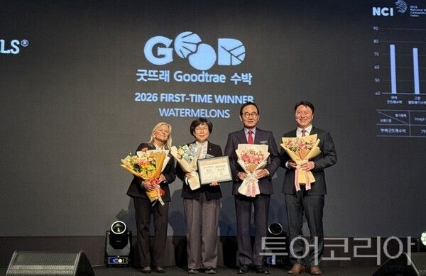 ▲지난 2일 서울 소공동 롯데호텔에서 열린 2026 대한민국 국가브랜드대상 시상식 모습(왼쪽 두 번째 홍은아 부여군수 권한대행). /사진-부여군