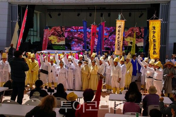 무주 서면마을 주민들이 화이팅을 외치는 모습 / 사진_투어코리아 유지훈 기자