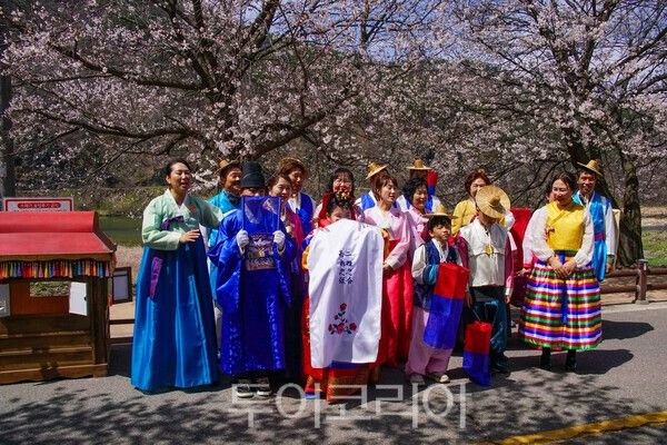 무주 서면마을 주민들로 구성된 전통혼례행렬 모습 / 사진_투어코리아 유지훈 기자