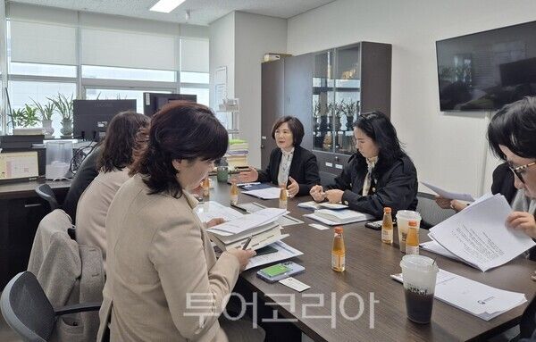 경기도의회 교육기획위원회 김영희 의원(오른쪽 세번째)이 지난 3일 경기도 건강증진과 공무원,&nbsp;&nbsp;한국 산모신생아 건강관리 연합회 관계자들 등과 산모·신생아 건강관리 지원 사업의 예산 집행 상황과 현안을 점검하고 있다.사진=경기도의회