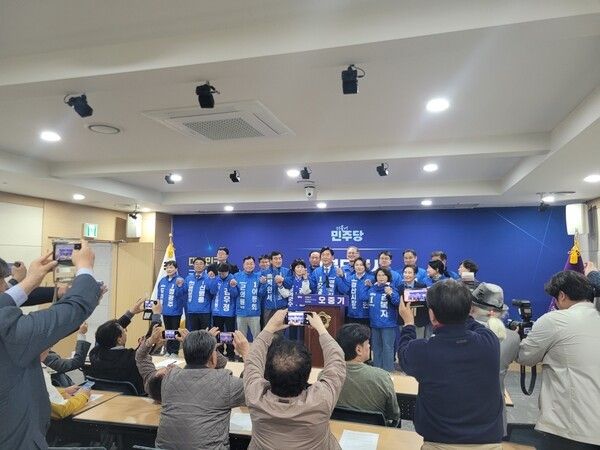 오중기 예비후보가 경북지역의 민주당 예비후보들과 승리를 다짐하고 있다./사진-남동락 기자&nbsp;