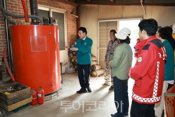 ▲이응우 계룡시장이 지난 2일 산림 인접 지역 화목보일러 사용 가구를 방문해 점검하며 현장에서 안전소통을 이어가고 있다. /사진-계룡시