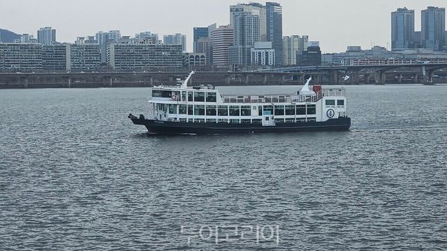 한강에 운항중인 러브크루즈 유람선/사진= 유경훈 기자