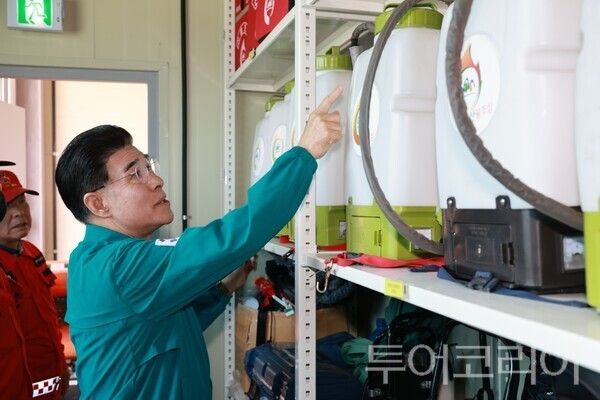▲이응우 계룡시장이 지난 2일 시 산불대응센터에서 산불 진화장비 운영 상태를 점검하며 현장에서 안전소통을 이어가고 있다. /사진-계룡시