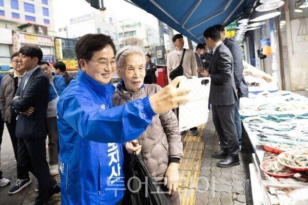 도민과 셀카 찍는 김동연 경기지사 예비후보/투어코리아뉴스 정명달 기자 사진=김동연SNS