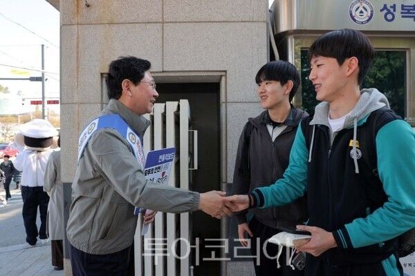 교통안전 캠페인 중 학생과 인사하는 이상일 용인시장/투어코리아뉴스 정명달 기자