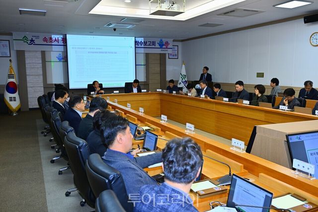 강원도 속초시 6일 본청 디지털상황실에서 평화경제특구 조성방안 연구용역’ 착수보고회를 개최하며, 유치전에 본격적으로 뛰어들었다.