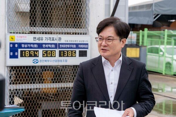 김병수 김포시장이 최근 불안정한 중동 정세 장기화로 인한 글로벌 공급망 위기에 선제적 대응으로 6일 대명항 어선 유류 공급장을 찾아 현장행정을 실시하고 있다.