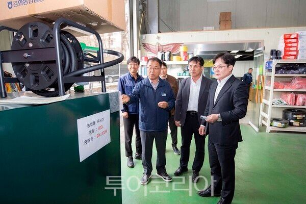 김병수 김포시장이 최근 불안정한 중동 정세 장기화로 인한 글로벌 공급망 위기에 선제적 대응으로 6일 신김포농협 영농자재지원센터를 찾아 현장행정을 실시하고 있다.