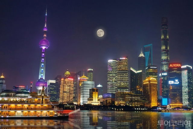 중국 상해 와이탄에서 조망한 푸둥 신구 야경 / 사진-하나투어