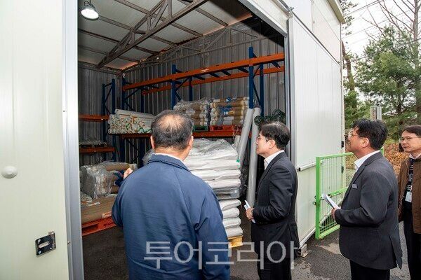 김병수 김포시장이 최근 불안정한 중동 정세 장기화로 인한 글로벌 공급망 위기에 선제적 대응으로 6일 종량제봉투 공급처를 찾아 현장행정을 실시하고 있다.