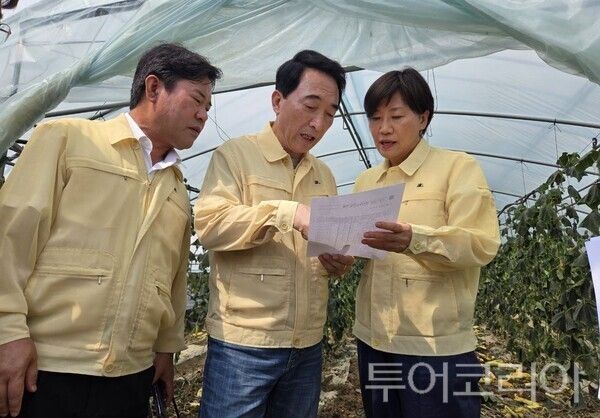 ▲8일 박수현(가운데) 충남도지사 경선 후보는 “유류비와 사료·비료 가격 폭등으로 농어업인들의 피해가 감당하기 어려운 수준”이라며 정부 추가경정예산(추경)에 긴급 지원책 반영을 강하게 촉구했다. /사진-박수현 국회의원실