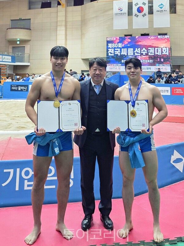 제80회 전국씨름대회에서 우승한 박주환, 주명찬 감독, 이용수(왼쪽부터)/사진-울산대