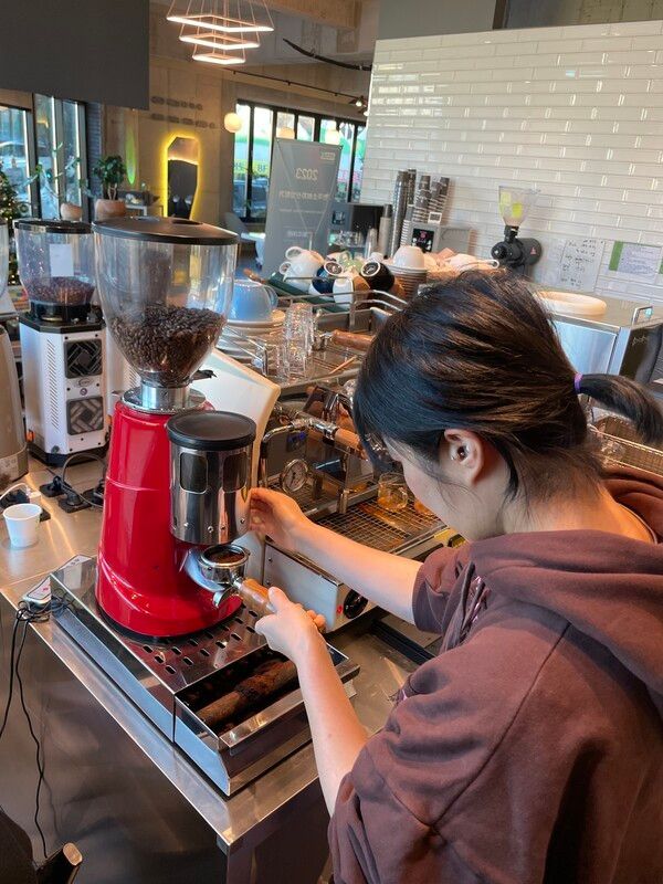 영양군의 한 카페 운영자가 농어촌기본소득으로 커피교육과정을 개설해 취업, 소득재창출을 시도해 주목을 받고 있다./사진-영양군&nbsp;