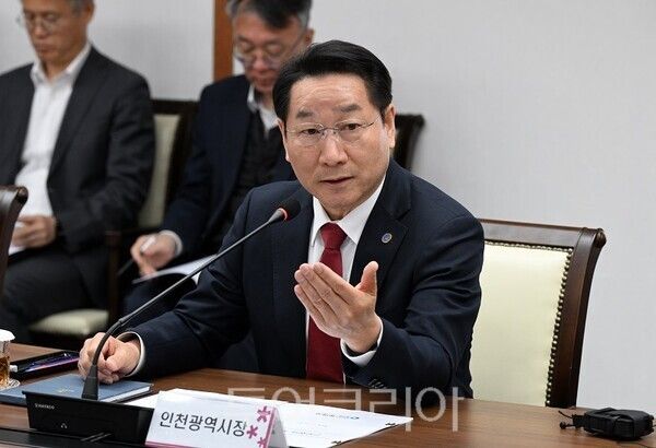 유정복 인천광역시장이 9일 시청 장미홀에서 열린 '2026년 4월 인천광역시 긴급 간부회의'에서 중동 전쟁에 따른 정부 추가경정예산(추경)에 대한 대응 방향과 제2차 공공기관 지방 이전 관련 현황 등을 논의하고 있다.