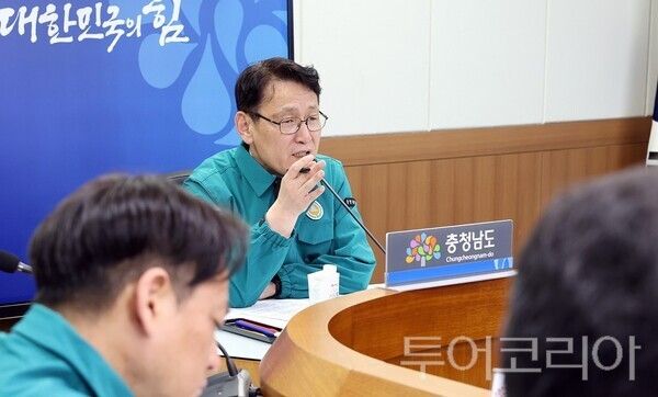 ▲논산시의 한 오리농장에서 조류인플루엔자(AI) H5형 항원이 검출되면서 방역 당국이 즉각 비상 대응에 돌입한 가운데, 9일 홍종완 충남도 행정부지사의 주재로 인근 시군 긴급 화상회의가 열리고 있다. /사진-충남도