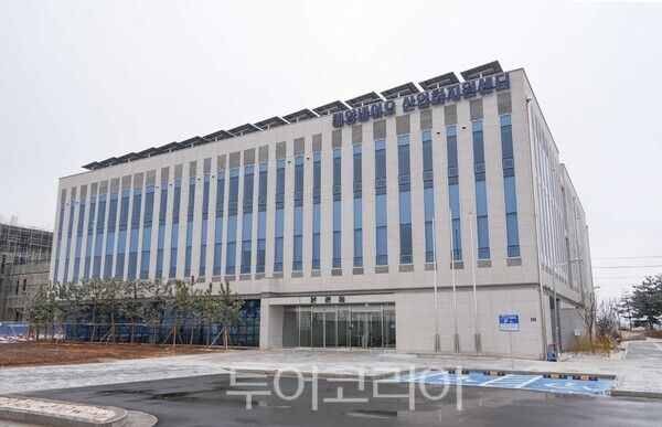 ▲서천군이 미래 먹거리로 꼽히는 해양바이오 산업 선점을 위해 유망기업 육성에 본격 착수했다(해양바이오 산업화지원센터 전경). /사진-서천군