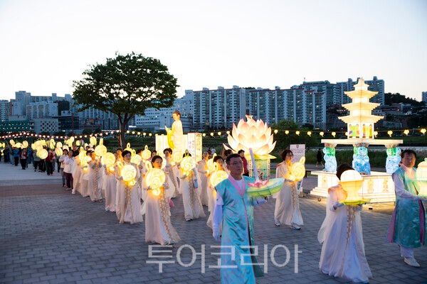 폐막식 연등문화제 행렬에&nbsp;지역 사찰 신도와 시민들이 직접 참여했다./사진-김교환 기자