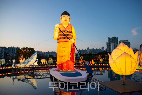불기 2750년(2026) 부처님오신날을 기념해 열린 ‘2026 울산태화가람대축제’. 행사장 가운데 설치된 대형 장엄등이 시민들을 맞이하고 있다./사진-김교환 기자