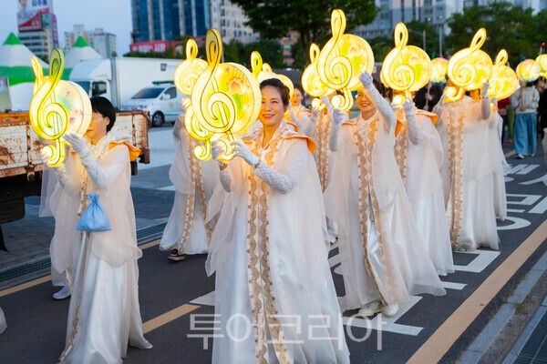 울산태화가람대축제 연등문화제 행렬에 참가한 시민들./사진-김교환 기자