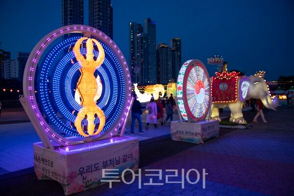 '2026 울산태화가람대축제'에 전시된 다양한 장엄등./사진-김교환 기자