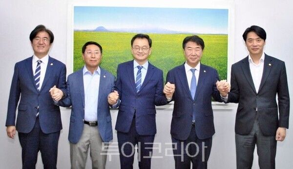 고양시 지역구 국회의원과 민경선 고양시장 후보(좌로부터 김성회, 김영환, 민경선, 이기헌, 한준호)/투어코리아뉴스 김경남 기자
