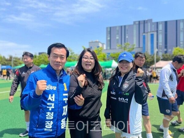 서곶축구연합회 춘계대회에서 기념촬영하는 더불어민주당 인천 서해구청장 구재용 후보