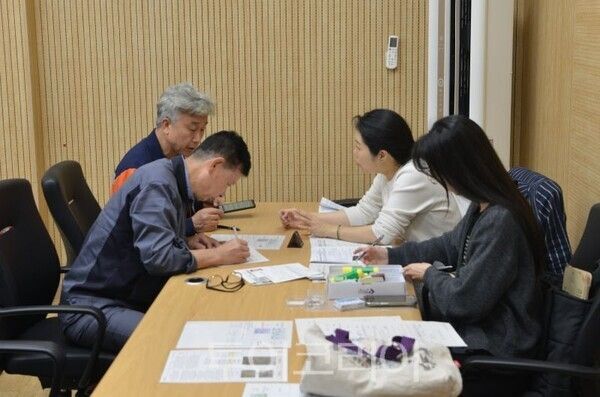 고려아연 온산제련소 직원들이 서류를 작성하고 있다/투어코리아뉴스 김경남 기자