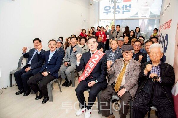 국민의힘 박상우 경기도의원 후보가 지난 9일 오후 김포시 운양동 선거사무소에서 개소식을 개최하고 있다.
