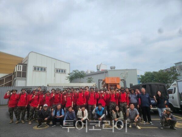 대한민국 해병대 제1사단 장병들이 12일 영농철을 맞아 경북 포항시 오천읍 일대 농가에서 일손돕기 활동을 진행했다./사진-포항시 남구