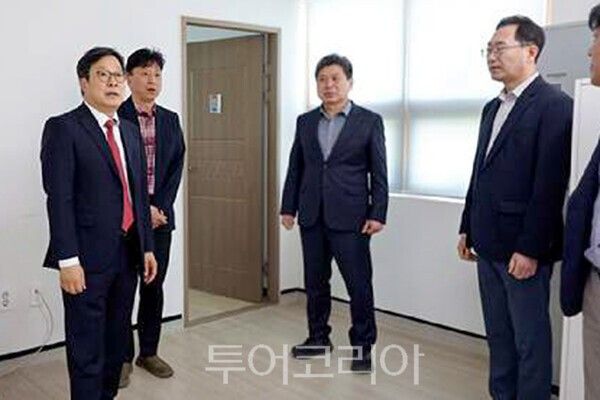 사진 / 박인환 우본 본부장(왼쪽 첫 번째)_무풍면행정복지센터 공간 통합 운영 시범 사업 현장실사 모습