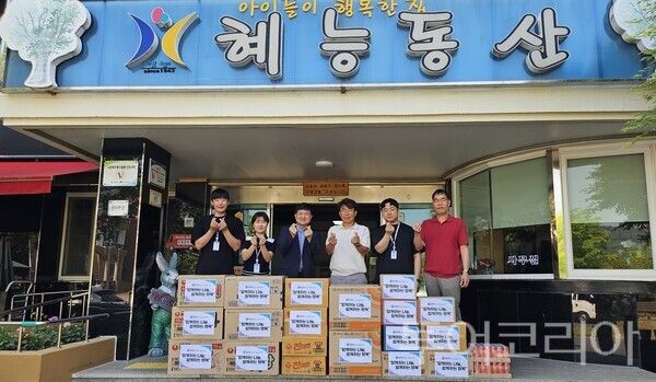 ▲14일 죽암휴게소(서울방향)가 가정의 달 5월을 맞아 충북 청주시 흥덕구 옥산면에 위치한 충북혜능보육원을 방문해 라면과 생필품, 과자, 음료 등 다양한 후원 물품을 전달하며 사랑나눔을 실천하고 있다. /사진-죽암휴게소(서울방향)