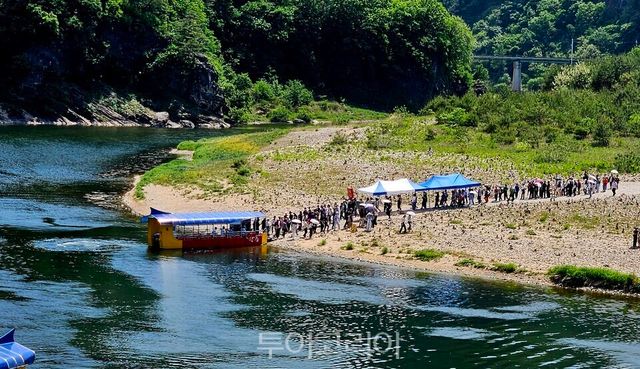 단종 유배지 청령포를 구경하고 나오는 배에 오르는 관광객들/사진=유경훈 기자