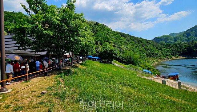 청령포로 들어가는 배를 타기위햐 기다리는 줄./ 사진=유경훈 기자