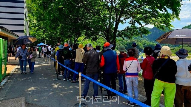 청룡포로 들어가는 배를&nbsp; 타기 위해 줄을 서 3~40분 넘게&nbsp; 기다리는&nbsp; 관광객들./사진 =유경훈 기자