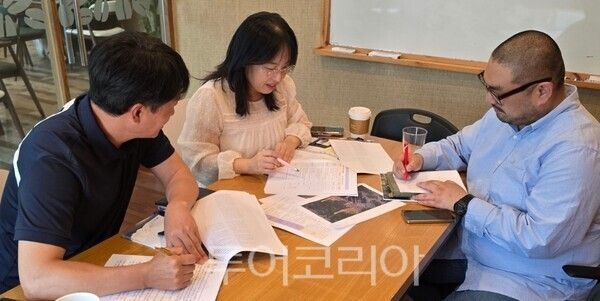 거제시 관광과와&nbsp;거제시관광협의회 관계자들이&nbsp;&nbsp;‘K-푸드로드 문화관광 활성화 사업’에 대해 회의를 갖고 있다./사진=거제시관광협의회