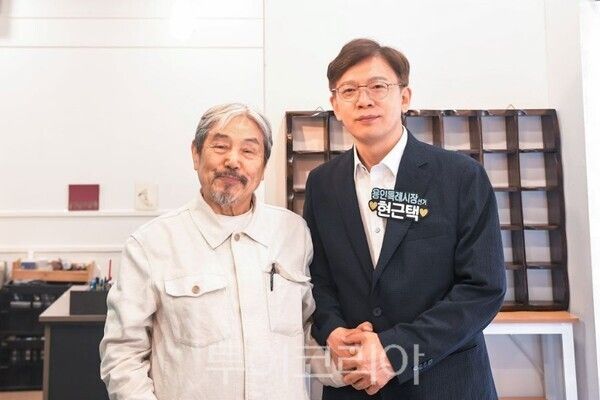 이재명 대통령의 정신적 지주인 이햬학 목사와 현근택 용인시장 후보/투어코리아뉴스 정명달 기자