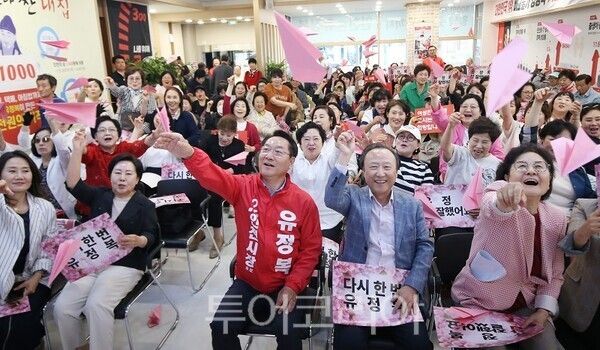 유정복 인천시장 후보가 18일 인천 여성공감본부 지지선언 후 비행기 날리기 퍼포먼스를 하고 있다.