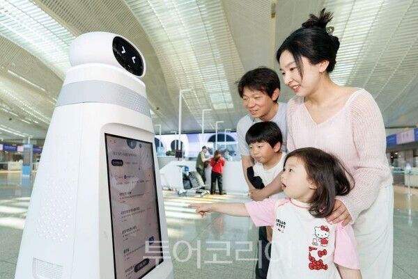 공항 이용객이 안내 순찰 로봇을 이용하고 있다/투어코리아뉴스 김경남 기자