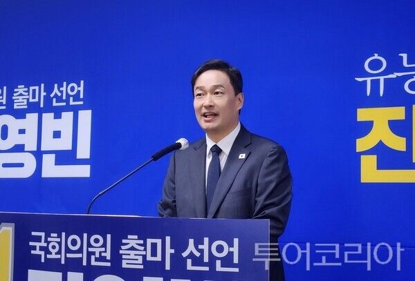 ▲더불어민주당 김영빈 후보가 18일 공주시청 기자실에서 공주·부여·청양 국회의원 보궐선거 출마를 공식 선언하고 있다. /사진-류석만 기자
