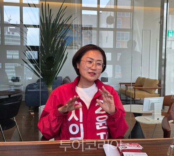 부산 사하구 제1선거구(괴정1·2·3·4동)에 출마한 윤지영 부산시의원 후보가 투어코리아뉴스와 인터뷰를 하고 있다.