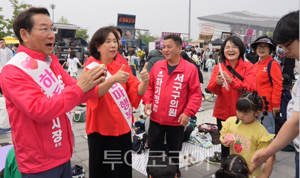 유정복 국민의힘 인천시장 예비후보와 아내 최은영 여사 등이 ７남매 부모에게 격려의 박수를 보내고 있다.&nbsp;(사진= 유정복 예비후보실)
