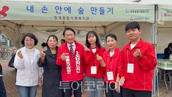 국민의힘 김찬진 제물포구청장 후보가 2일 동인천역 북광장에서 가정의달을 맞아 열린 행사에 가족과 함께 참여해 주민 소통 행보를 하고 있다.
